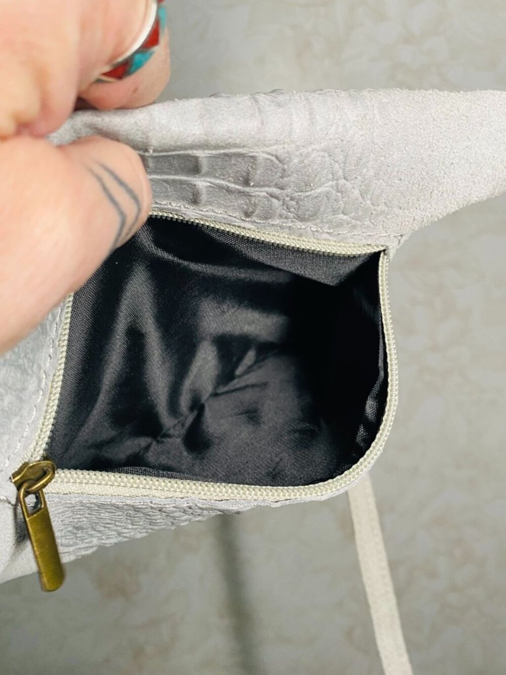 Artisan Made In Italy Crocodile Embossed Gray Suede Foldover Crossbody Clutch Wi - Picture 11 of 11